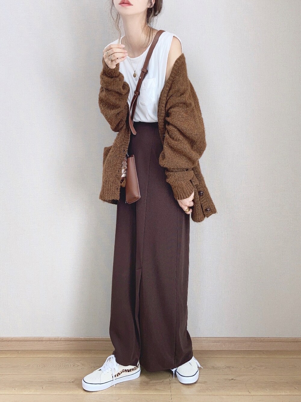 ブラウン系のスカート、ブラウン系のショルダーバッグ、ブラウン系のカーディガン/ボレロを着用したレディースの秋コーディネートの3枚目の写真