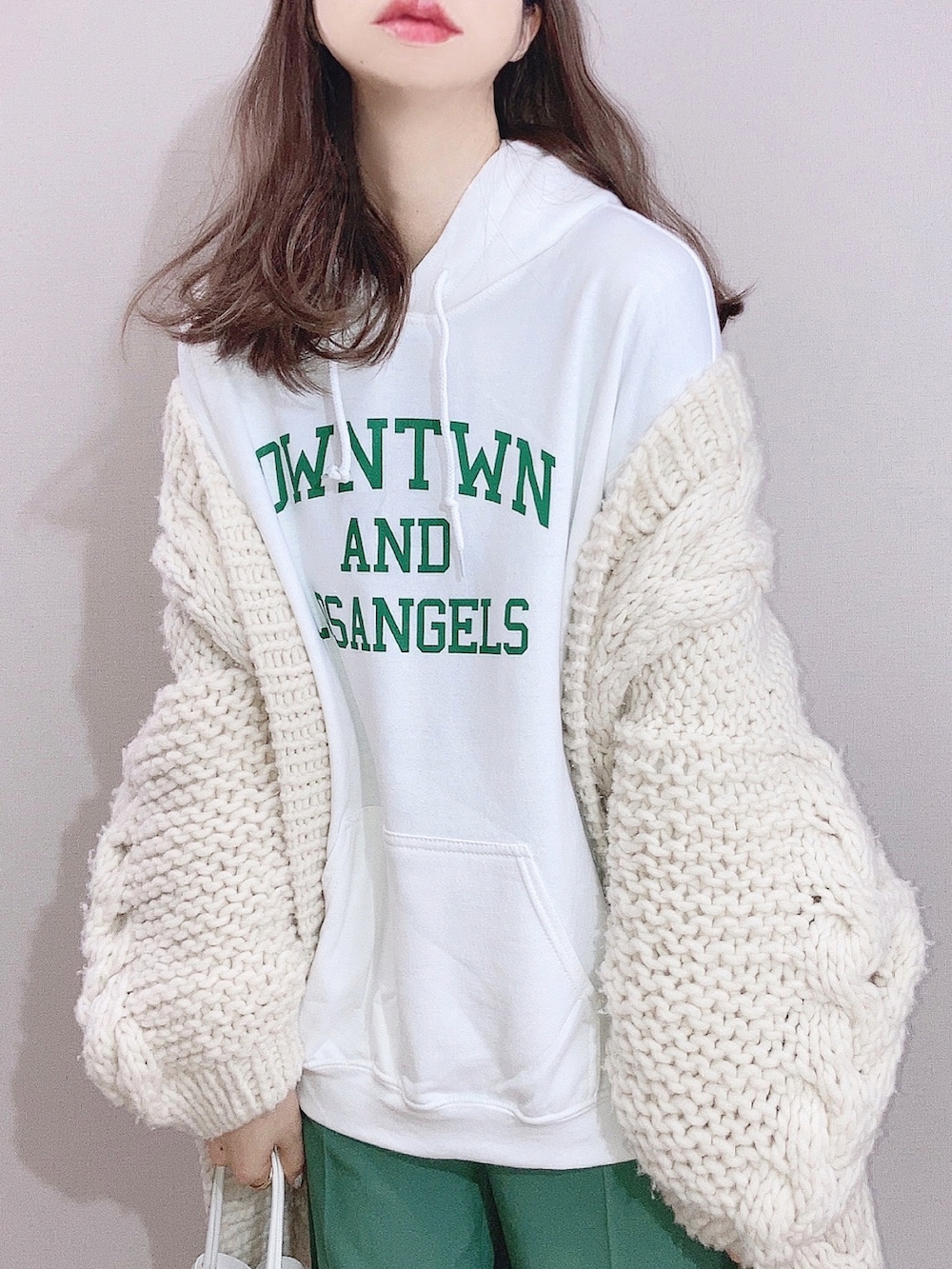 その他のパーカー、グリーン系のスラックス、その他のパーカーを着用したレディースの冬コーディネートの2枚目の写真