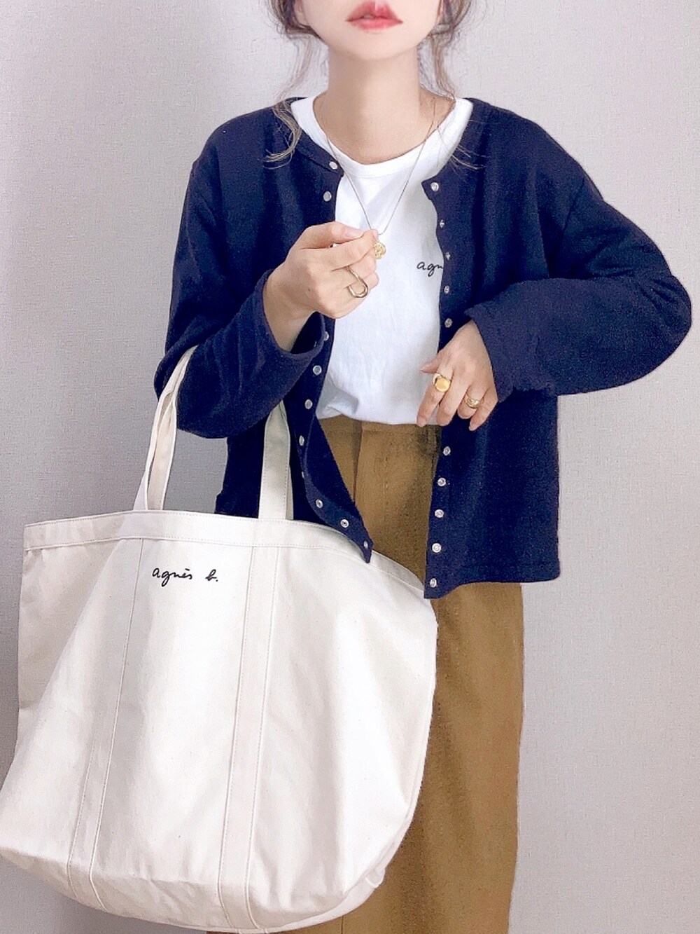 ブラック系のカーディガン/ボレロ、ホワイト系のトートバッグ、ホワイト系のTシャツ/カットソーを着用したレディースの秋コーディネートの3枚目の写真