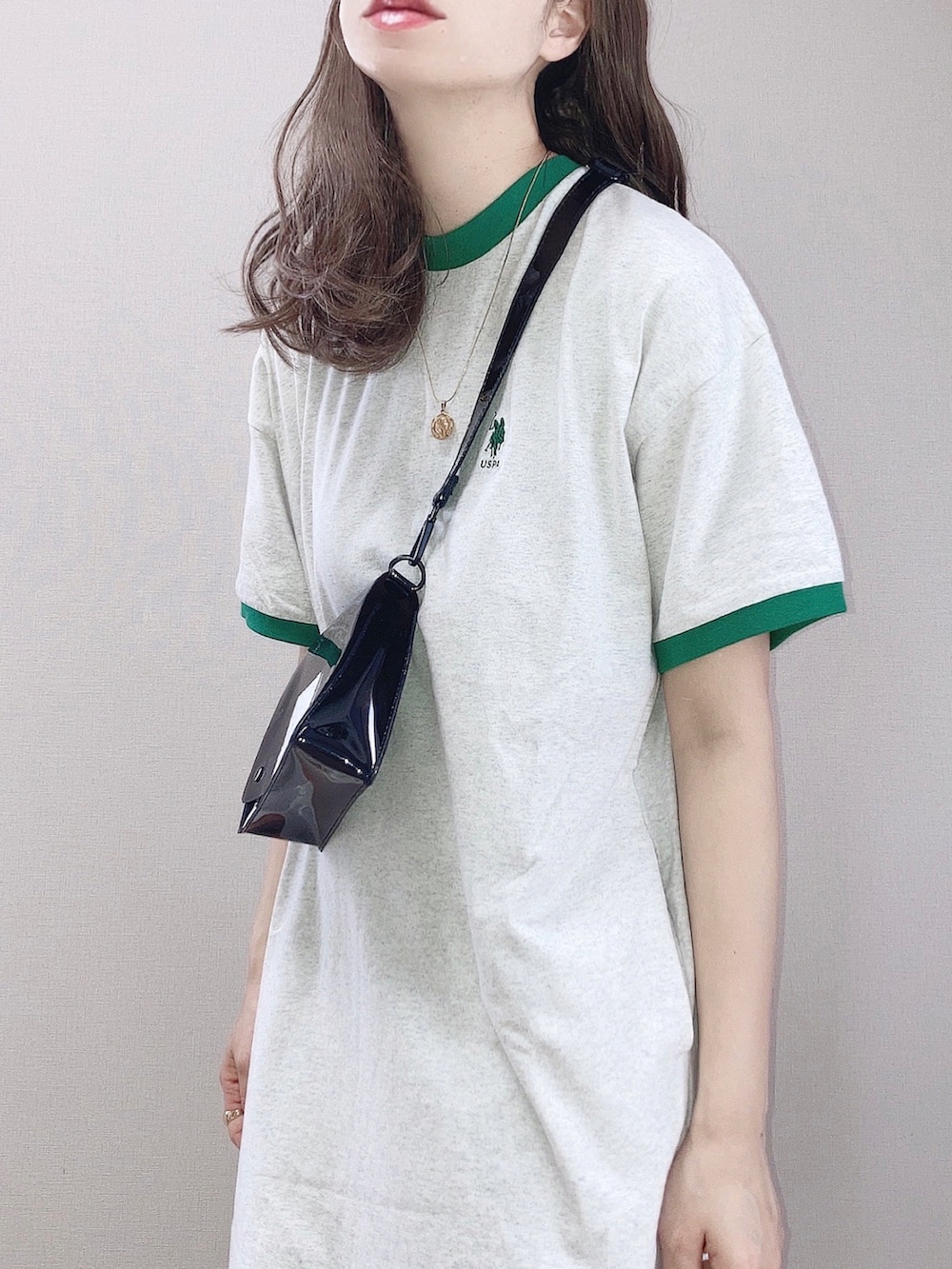 ベージュ系のワンピース、ブラック系のショルダーバッグ、ブラック系のサンダルを着用したレディースの春コーディネートの2枚目の写真