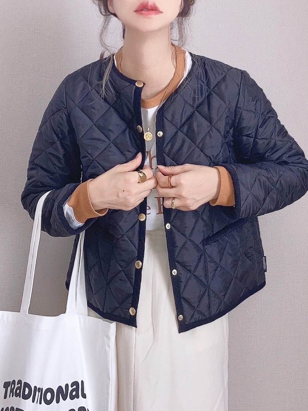「Traditional Weatherwear、トラディショナルウェザーウエア、PR、キルティング、キルティングジャケット、秋コーデ、ロングスカート、コーデュロイ、トートバッグ、大人カジュアル、VANS、TWW」|「Traditional WeatherwearのARKLEY(ノーカラージャケット、ブラック系)」を使った、ぴょんさん(レディース・167cm)の秋コーディネートの3枚目の写真