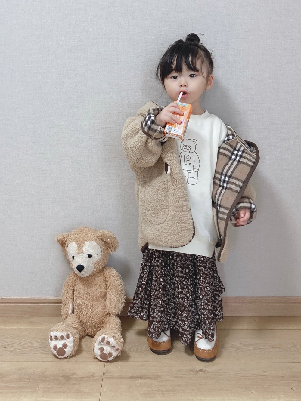 ベージュ系のダッフルコート、ホワイト系のスウェット、ブラウン系のその他パンツを着用したキッズの秋コーディネートの2枚目の写真