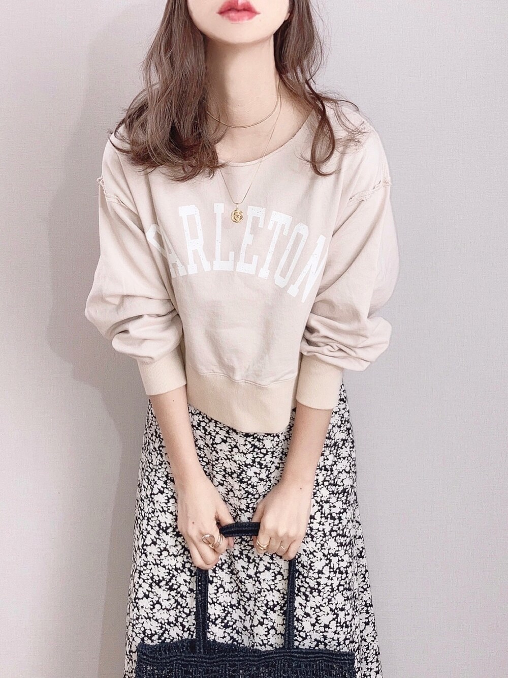 「淡色コーデ、花柄スカート、ロゴスウェット、スウェット、春コーデ、シンプルコーデ、コンバース、スニーカーコーデ、トートバッグ、プチプラ、パステル映える春」|「Crispの”CARLETON”ショートスウェット(スウェット、ベージュ系)」を使った、ぴょんさん(レディース・167cm)の冬コーディネートの2枚目の写真