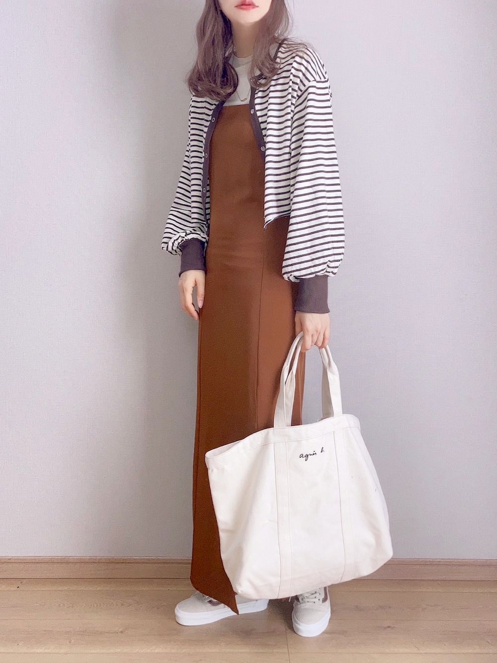 ブラウン系のTシャツ/カットソー、ブラウン系のワンピース、ホワイト系のTシャツ/カットソーを着用したレディースの春コーディネートの2枚目の写真