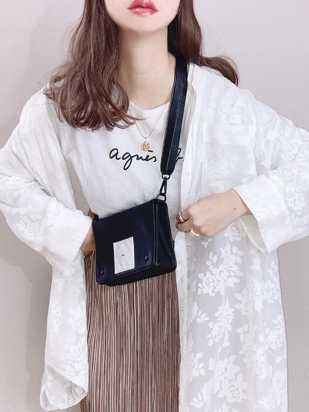 ホワイト系のシャツ/ブラウス、ブラウン系のスカート、ホワイト系のTシャツ/カットソーを着用したレディースの春コーディネートの2枚目の写真