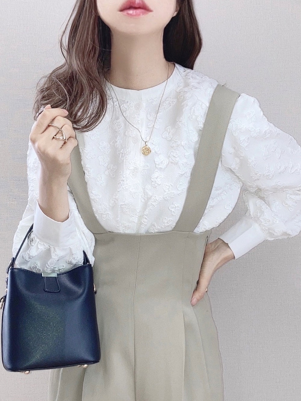 グリーン系のサロペット/オーバーオール、ブラック系のショルダーバッグ、ブラック系のローファーを着用したレディースの春コーディネートの2枚目の写真