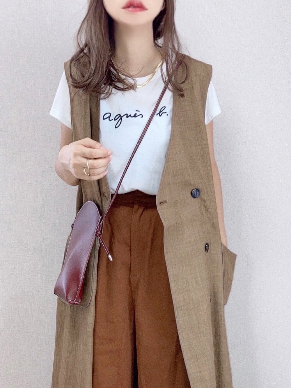 ブラウン系のベスト、ホワイト系のTシャツ/カットソー、ブラウン系のその他パンツを着用したレディースの夏コーディネートの3枚目の写真