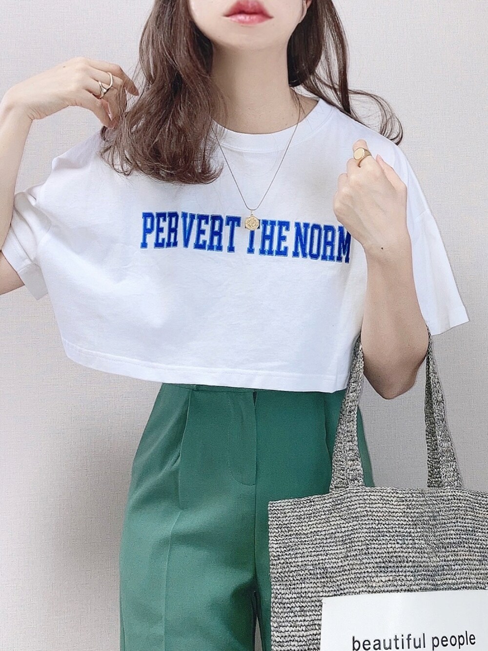 ホワイト系のTシャツ/カットソー、グレー系のトートバッグ、ブラック系のサンダルを着用したレディースの夏コーディネートの2枚目の写真
