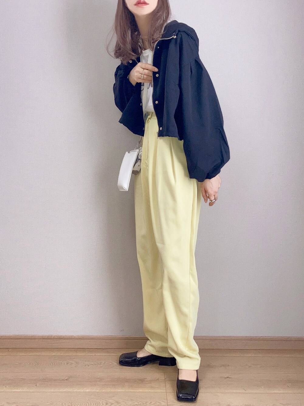 「春コーデ、春アウター、春色、マウンテンパーカー、イエロー、お洒落さんとつながりたい、きれいめカジュアル、スクエアトゥ、カラーパンツ、春服デビュー宣言、春服みてみて」｜「CORNERSのショートマウンテンパーカー（マウンテンパーカー、ブラック系）」を使った、ぴょんさん（レディース・167cm）の春コーディネートの3枚目の写真