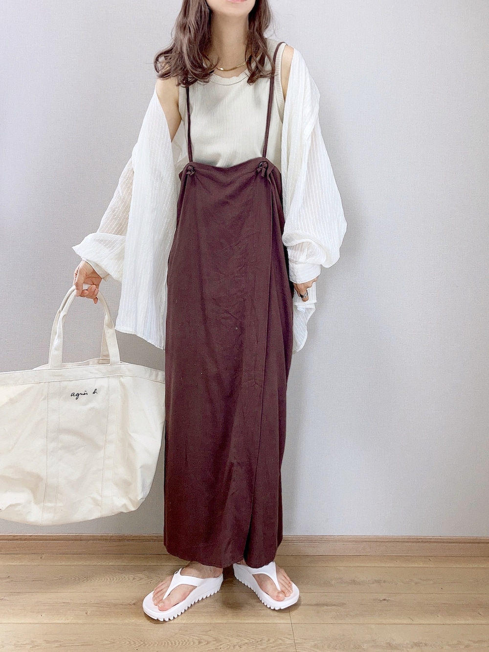 ブラウン系のサロペット/オーバーオール、ベージュ系のサンダル、ベージュ系のタンクトップを着用したレディースの夏コーディネートの2枚目の写真