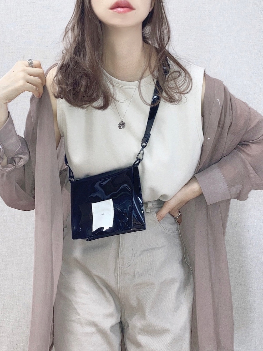 ベージュ系のタンクトップ、ベージュ系のシャツ/ブラウス、ベージュ系のデニムパンツを着用したレディースの夏コーディネートの2枚目の写真