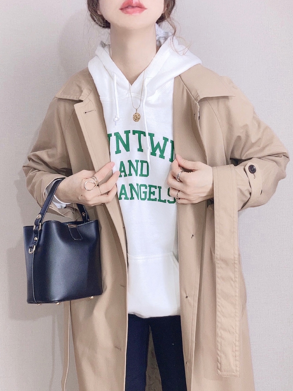 ホワイト系のパーカー、ブラウン系のジャケット/アウター、ブラック系のショルダーバッグを着用したレディースの冬コーディネートの2枚目の写真