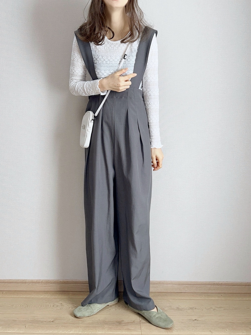 ホワイト系のTシャツ/カットソー、グレー系のサロペット/オーバーオール、ベージュ系のショルダーバッグを着用したレディースの冬コーディネートの2枚目の写真