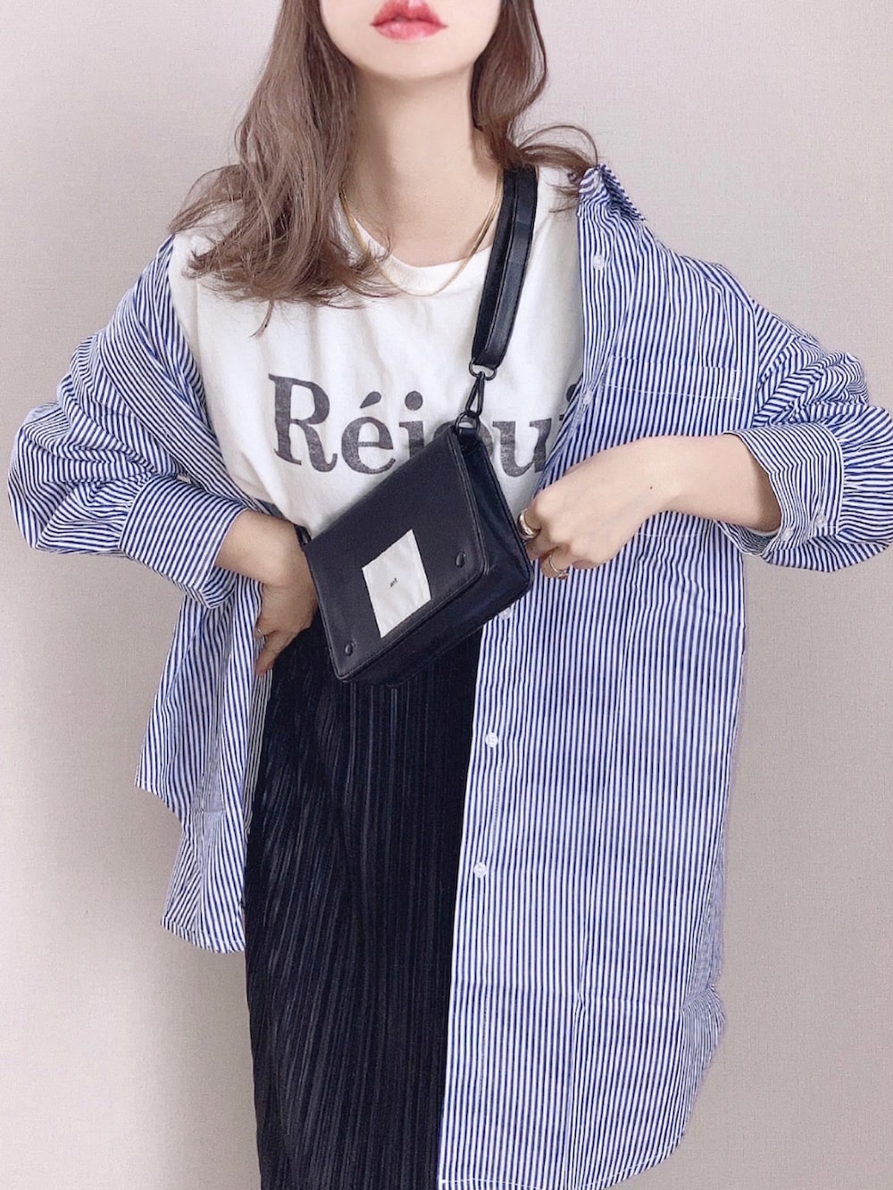 ブルー系のシャツ/ブラウス、ホワイト系のTシャツ/カットソー、ブラック系のスカートを着用したレディースの春コーディネートの2枚目の写真