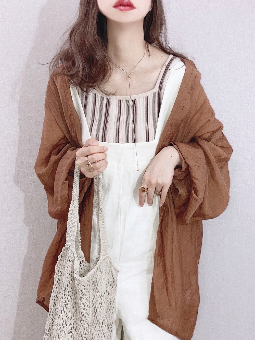 ホワイト系のサロペット/オーバーオール、ホワイト系のサロペット/オーバーオール、ブラウン系のタンクトップを着用したレディースの春コーディネートの2枚目の写真