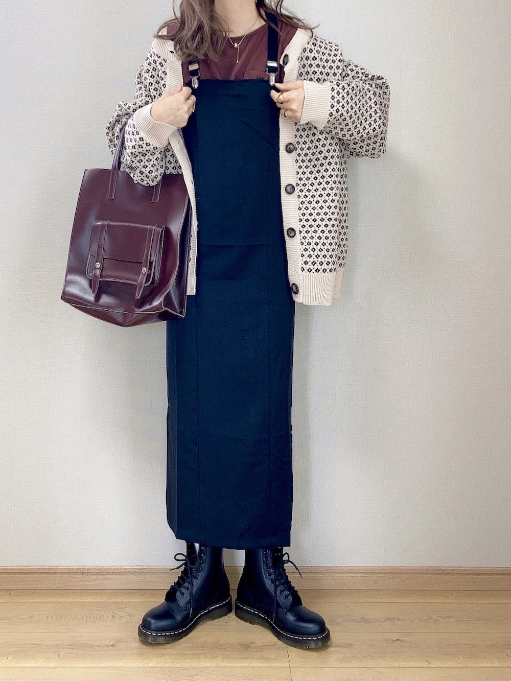 ブラック系のワンピース、ベージュ系のカーディガン/ボレロ、ブラウン系のTシャツ/カットソーを着用したレディースの秋コーディネートの2枚目の写真