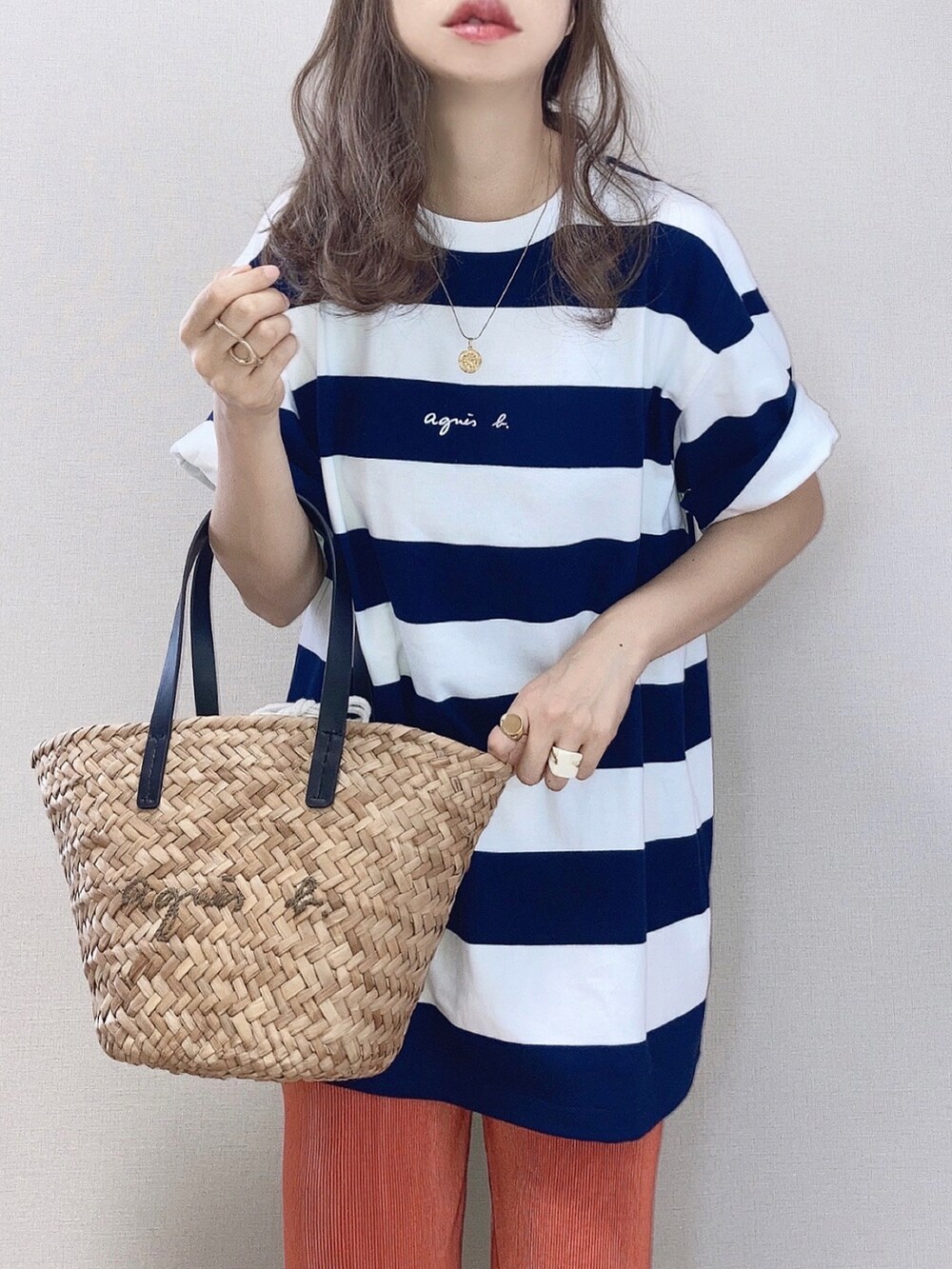 ブルー系のTシャツ/カットソー、ブラック系のかごバッグ、オレンジ系のその他パンツを着用したレディースの夏コーディネートの2枚目の写真