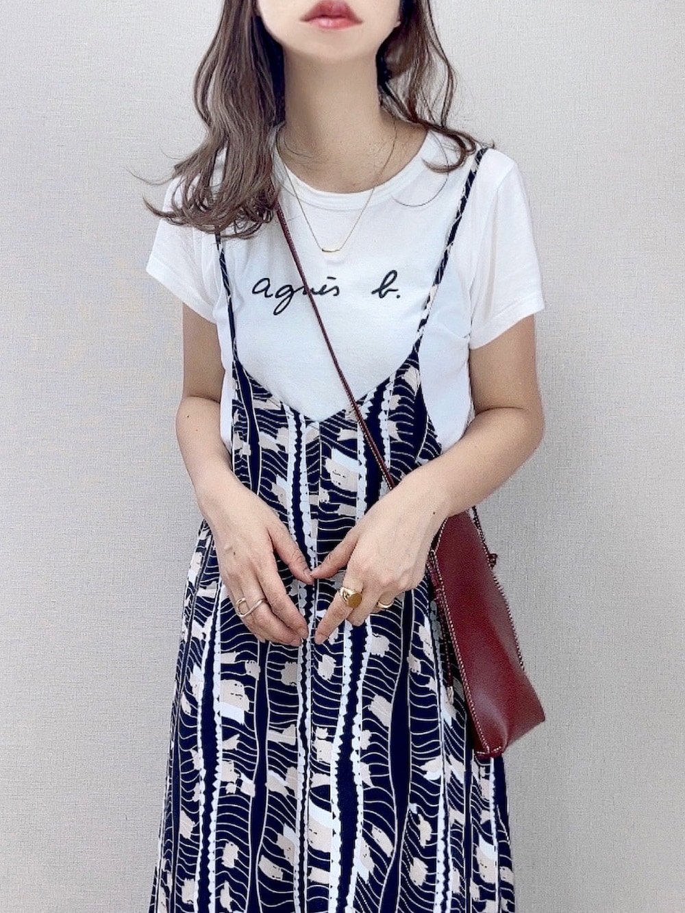 「夏コーデ、休日スタイル、リゾートスタイル、キャミワンピ、グルカサンダル、プチプラ、シンプルコーデ、夏だ！Tシャツ着よう！、モノトーン、ロングワンピース、ショルダーバッグ」｜「CORNERSのアフリカン柄バックリボンキャミワンピース（ワンピース、ブラック系）」を使った、ぴょんさん（レディース・167cm）の夏コーディネートの2枚目の写真