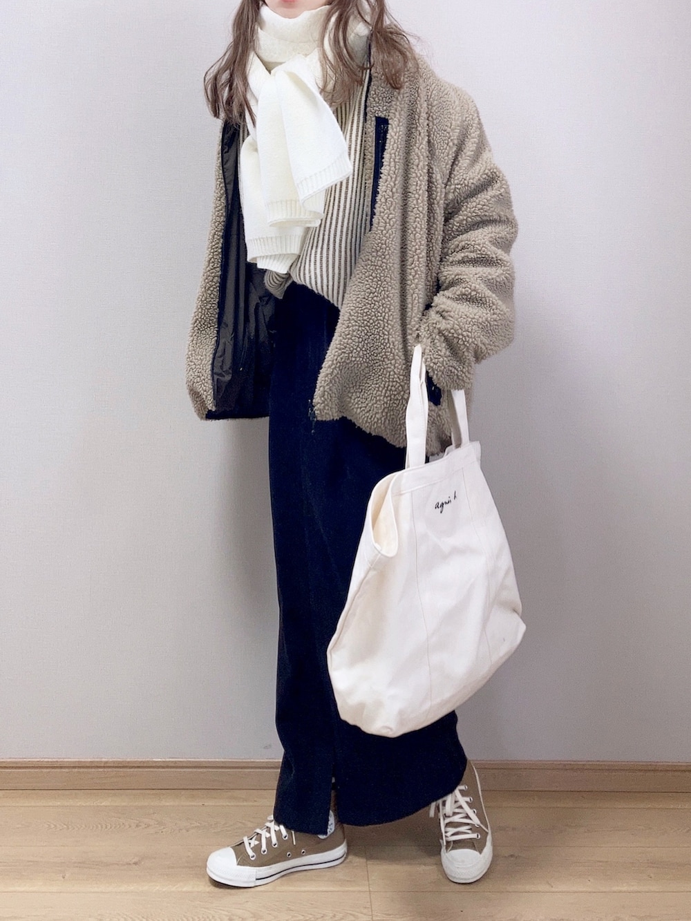 ベージュ系のブルゾン、ブラウン系のニット/セーター、ブラック系のスカートを着用したレディースの冬コーディネートの2枚目の写真