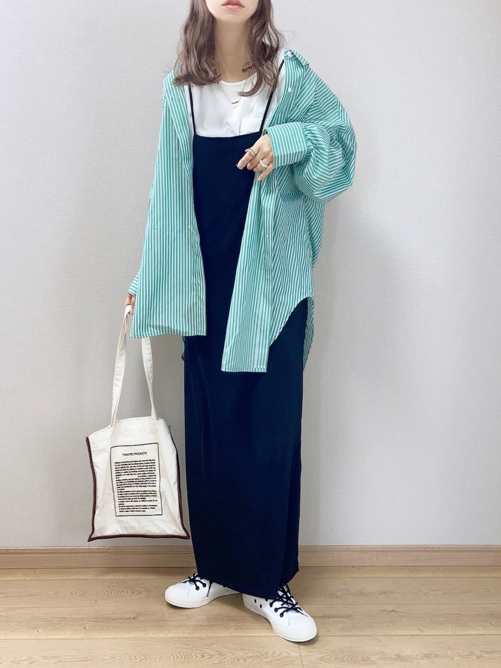 グリーン系のシャツ/ブラウス、ブラック系のワンピース、ベージュ系のトートバッグを着用したレディースの夏コーディネートの2枚目の写真