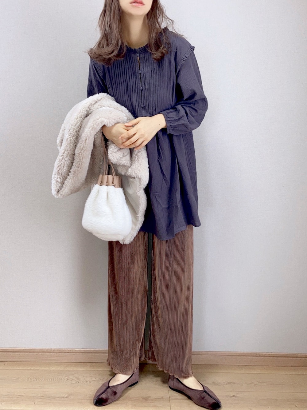 ブラウン系のその他パンツ、ブラウン系のパンプス、グレー系のシャツ/ブラウスを着用したレディースの秋コーディネートの2枚目の写真