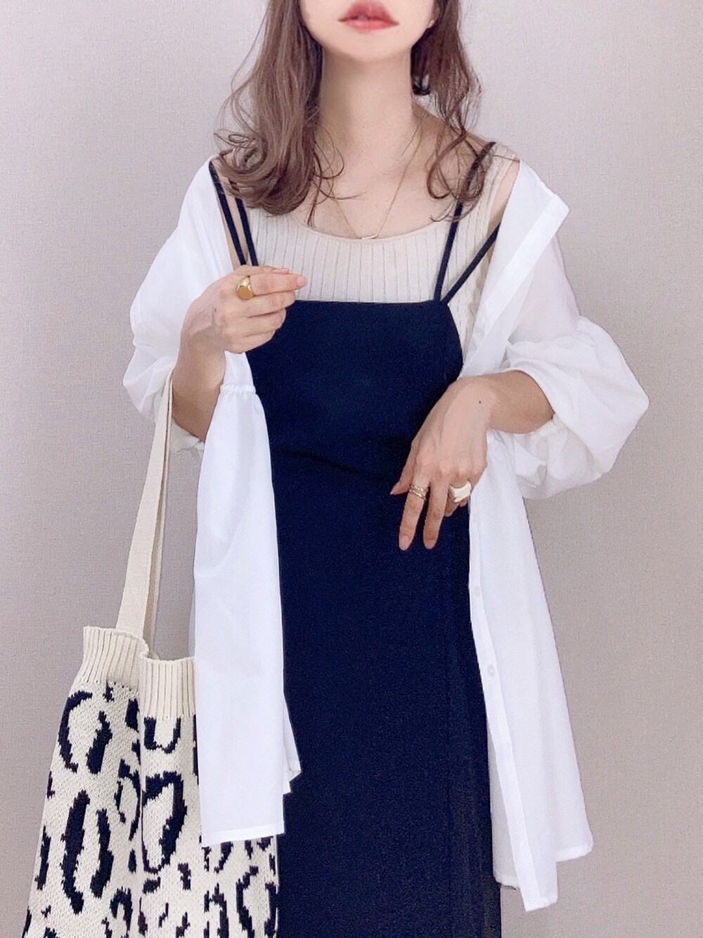 「キャミワンピ、レオパード、秋服準備はじめました、ボリューム袖、ビッグシルエット、秋先取りコーデ、シンプルスタイル、レイヤードスタイル、プチプラ、モノトーン、大人カジュアル、ロングワンピース」｜「CORNERSのボリュームスリーブ2wayブラウス（シャツ/ブラウス、ホワイト系）」を使った、ぴょんさん（レディース・167cm）の夏コーディネートの2枚目の写真
