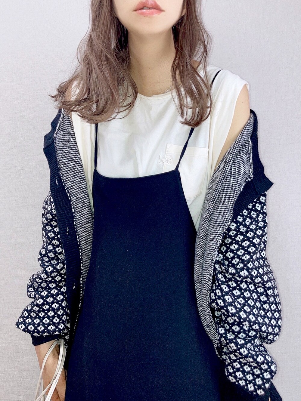 ブラック系のワンピース、ブラック系のカーディガン/ボレロ、ベージュ系のショルダーバッグを着用したレディースの夏コーディネートの2枚目の写真