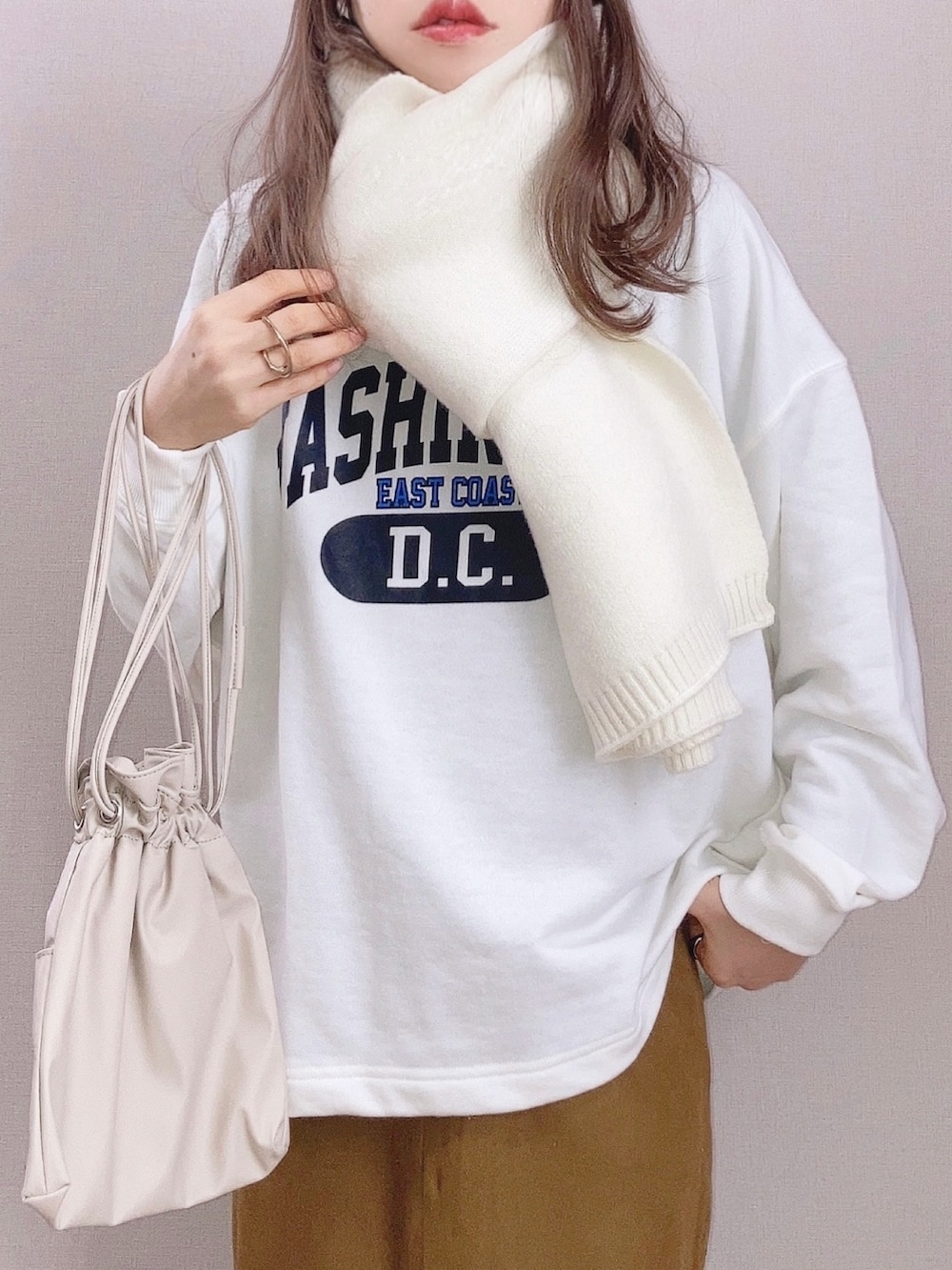 「私の推しブランド、corners by KR、シンプルコーデ、マフラー、コーデュロイ、ビビッドカラー、高身長女子、ビッグシルエット、カレッジロゴ」|「CORNERS by KRのCORNERS by KR カレッジロゴボリュームスリーブスウェット(スウェット、ホワイト系)」を使った、ぴょんさん(レディース・167cm)の冬コーディネートの2枚目の写真