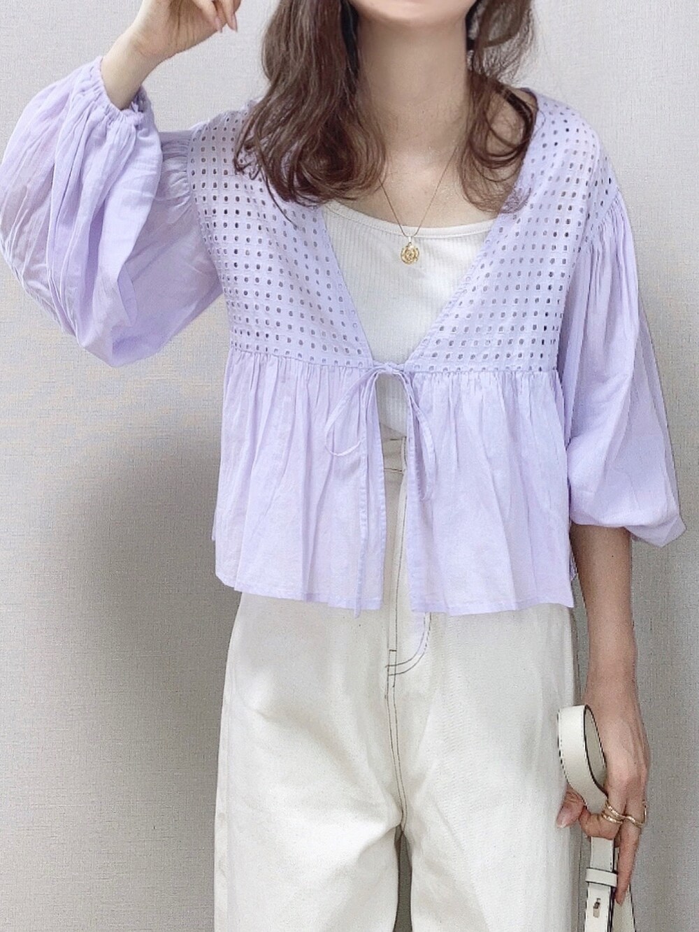 パープル系のシャツ/ブラウス、ホワイト系のタンクトップ、ベージュ系のデニムパンツを着用したレディースの夏コーディネートの3枚目の写真