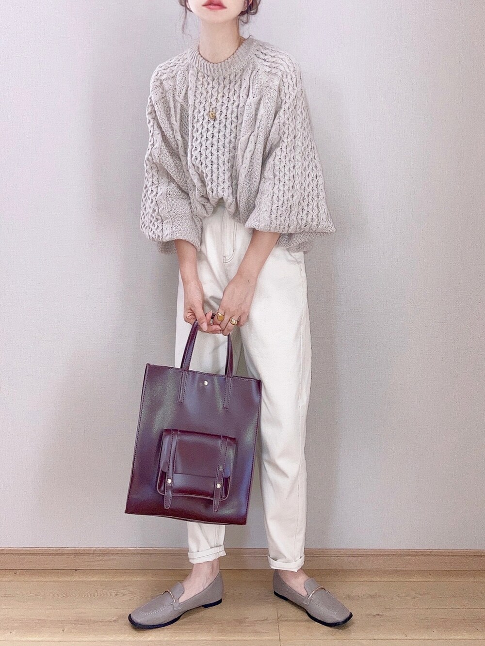 ベージュ系のニット/セーター、ベージュ系のデニムパンツ、グレー系のローファーを着用したレディースの秋コーディネートの2枚目の写真