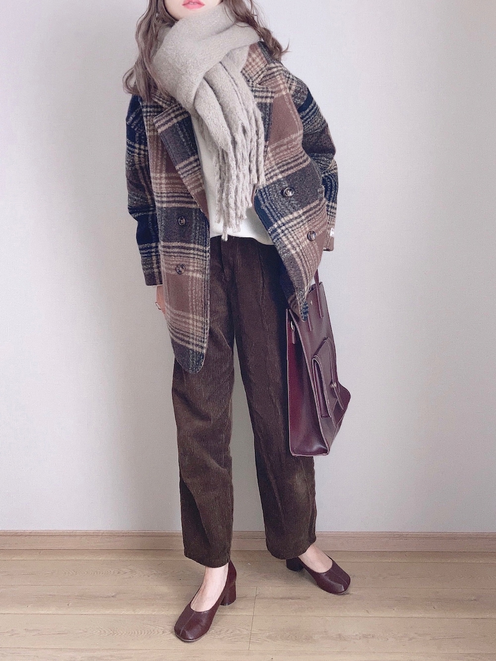 ホワイト系のニット/セーター、ブラウン系のその他パンツ、ブラウン系のテーラードジャケットを着用したレディースの秋コーディネートの3枚目の写真