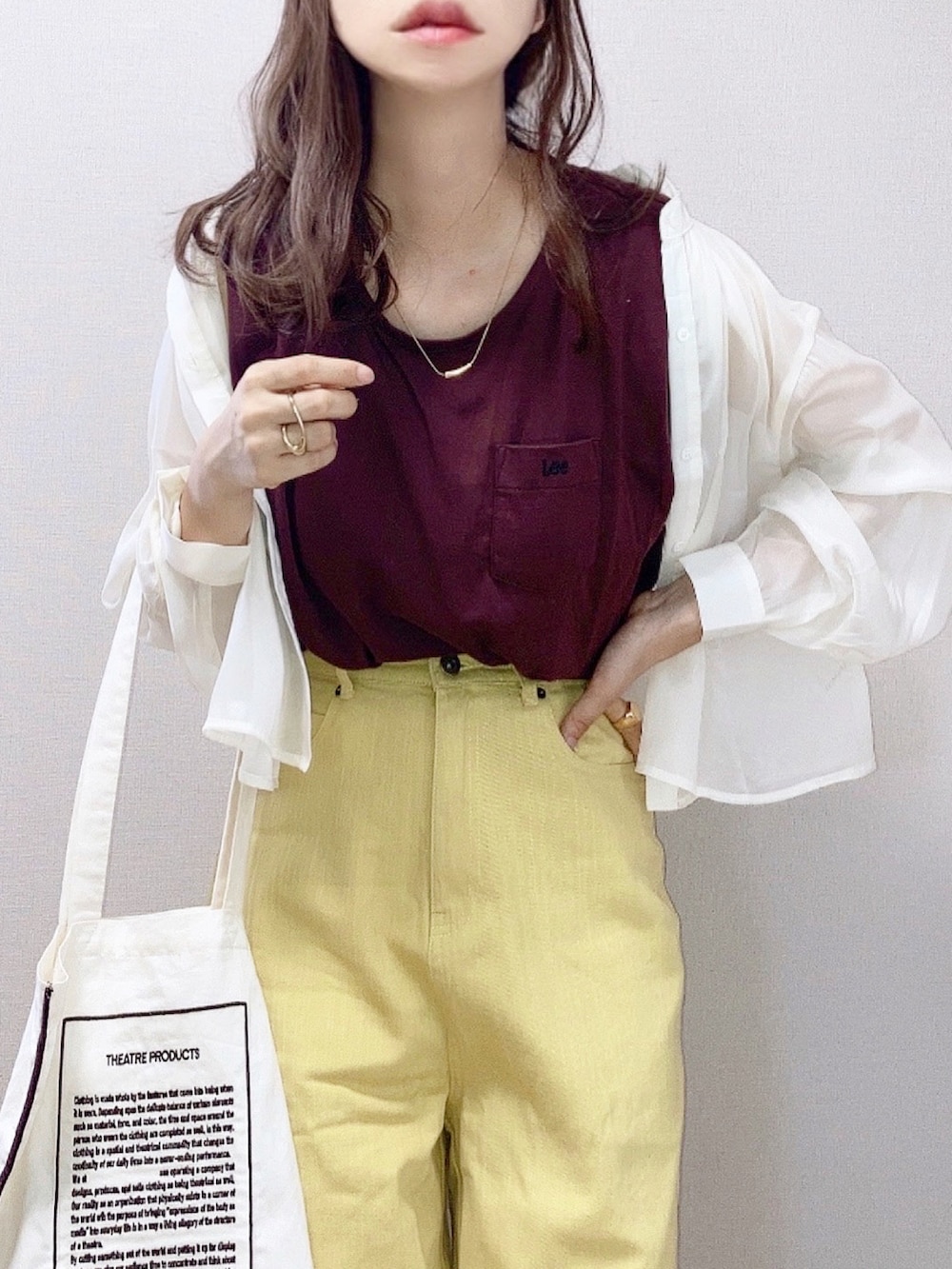 ベージュ系のシャツ/ブラウス、ブラウン系のTシャツ/カットソー、イエロー系のデニムパンツを着用したレディースの夏コーディネートの2枚目の写真