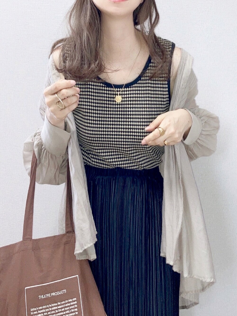 ブラック系のタンクトップ、グレー系のシャツ/ブラウス、ブラック系のスカートを着用したレディースの夏コーディネートの2枚目の写真