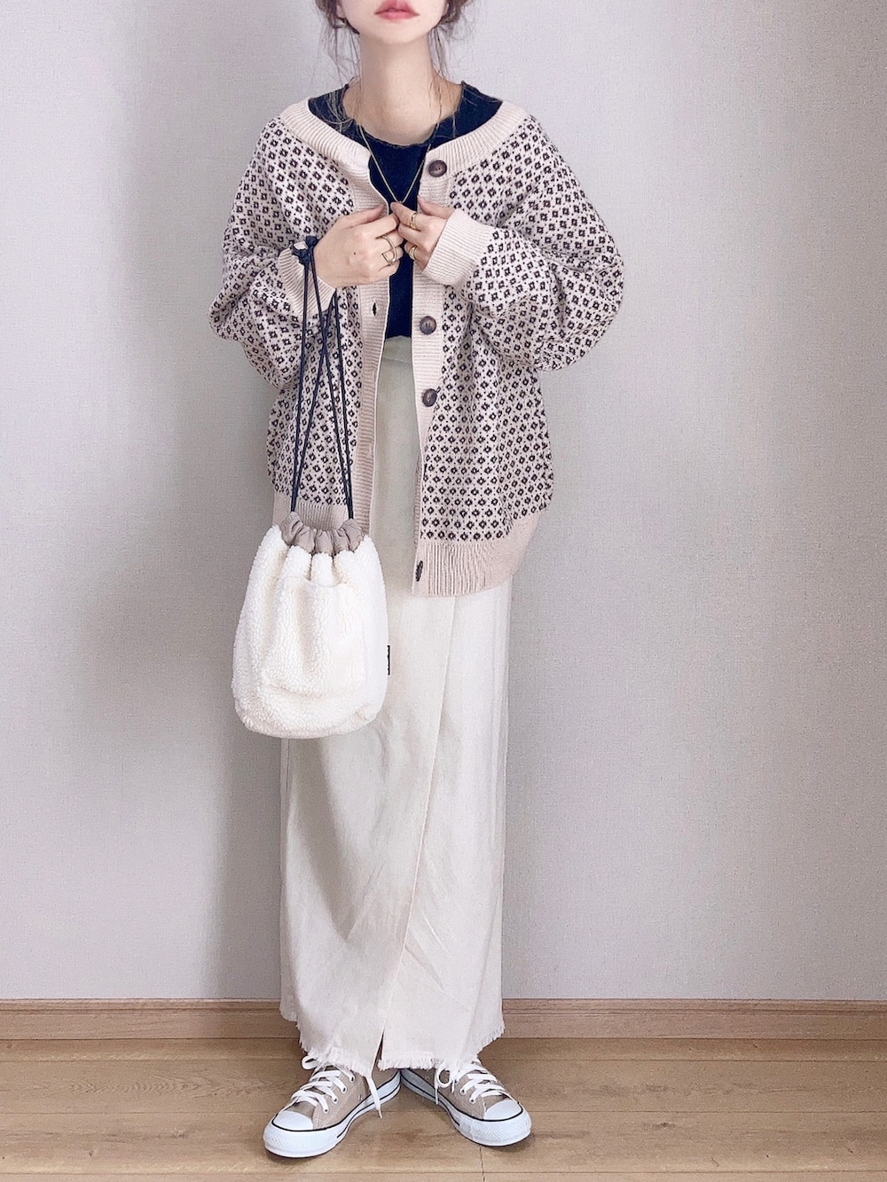 ベージュ系のカーディガン/ボレロ、ベージュ系のスカート、ベージュ系のショルダーバッグを着用したレディースの秋コーディネートの3枚目の写真