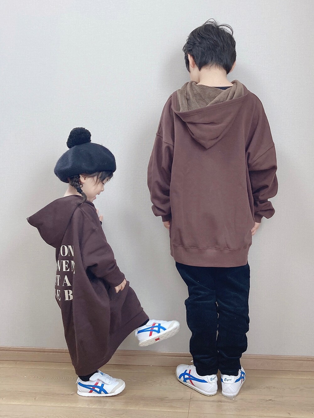 ホワイト系のスニーカー、ブラウン系のパーカー、ブラック系のその他パンツを着用したキッズの秋コーディネートの2枚目の写真