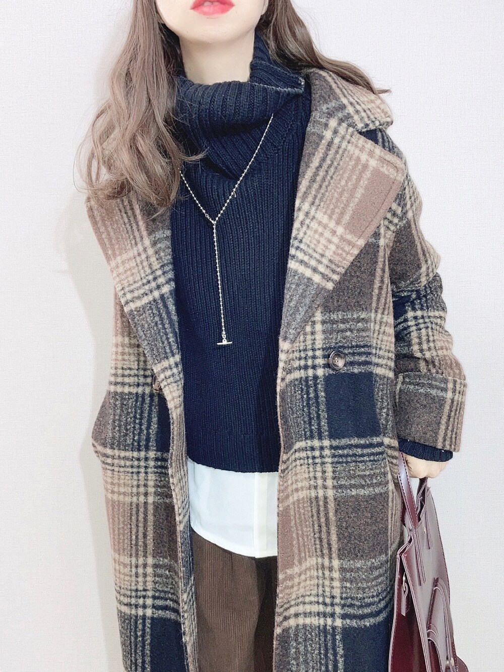 ブラウン系のその他アウター、ブラック系のニット/セーター、ブラウン系のその他パンツを着用したレディースの冬コーディネートの2枚目の写真