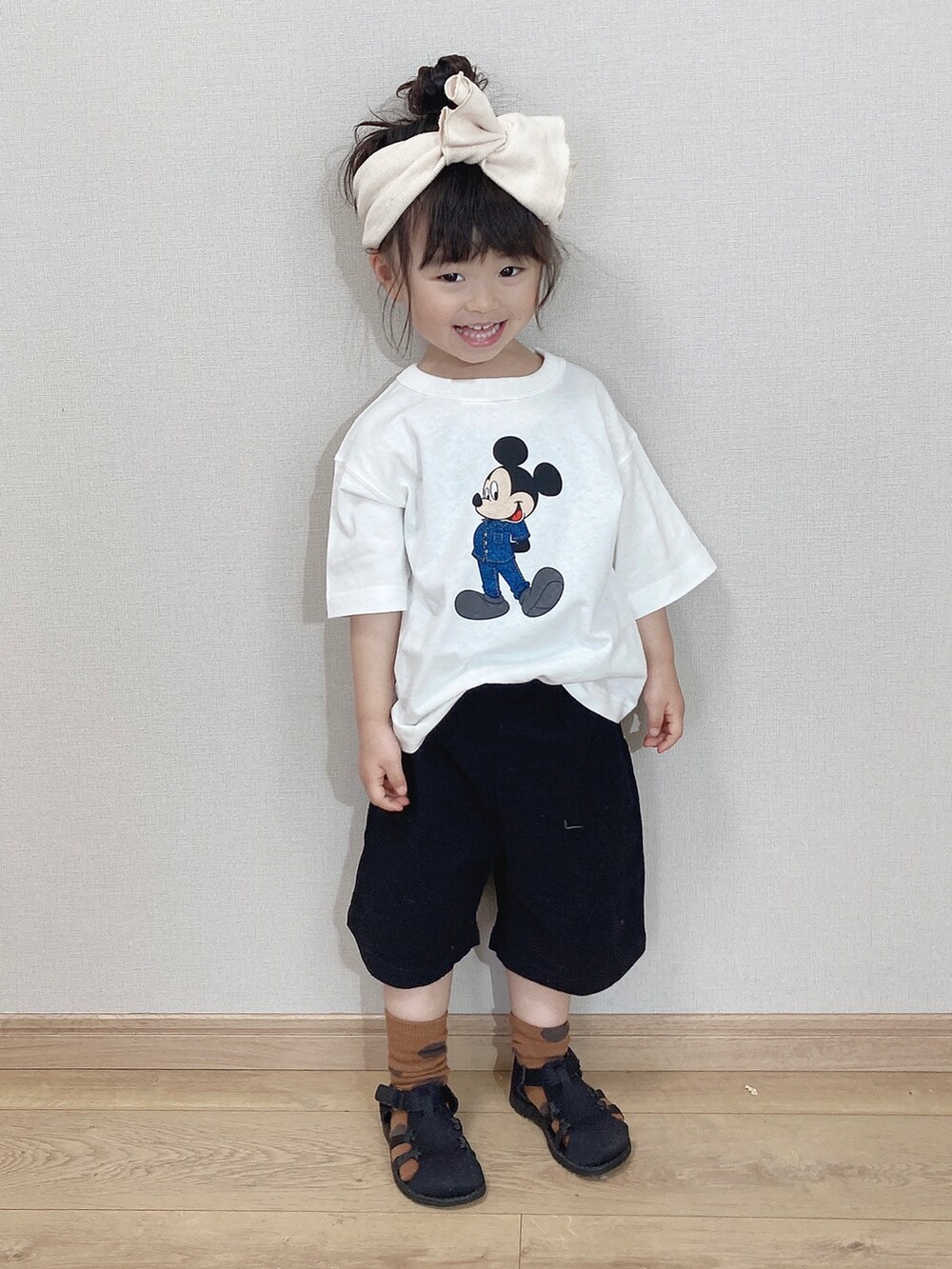 ホワイト系のTシャツ/カットソー、ブラック系のセットアップ、ブラック系のサンダルを着用したキッズの春コーディネートの2枚目の写真