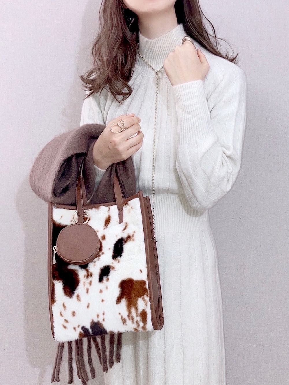 「クリスマスに着たい服、ホワイトコーデ、ニットワンピース、デート、ハイネック、スクエアバッグ、お出かけコーデ」|「SENSE OF PLACE by URBAN RESEARCHのストレッチアルパカウエストマークワンピース(ワンピース、ホワイト系)」を使った、ぴょんさん(レディース・167cm)の冬コーディネートの2枚目の写真