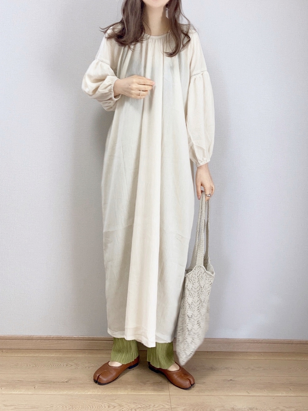 ホワイト系のワンピース、ホワイト系のトートバッグ、ブラウン系のパンプスを着用したレディースの春コーディネートの3枚目の写真