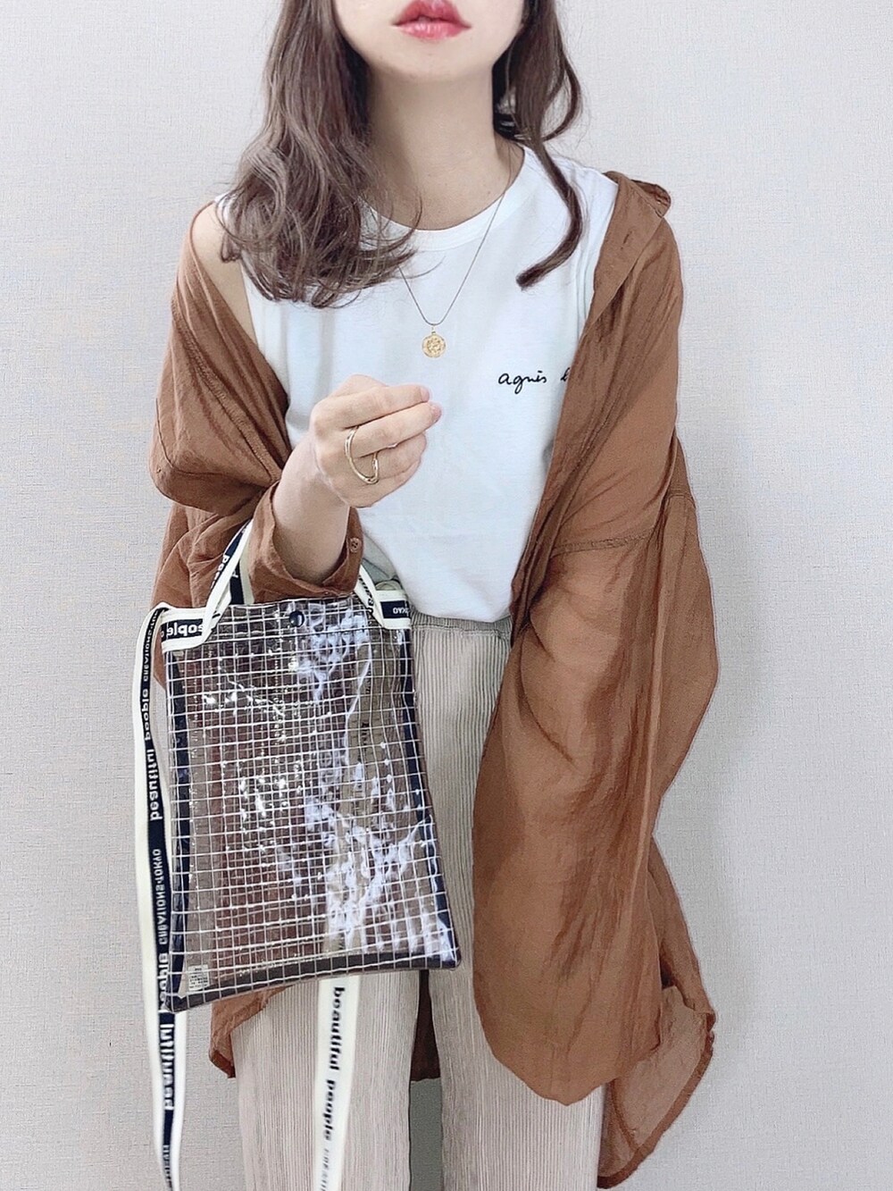 ホワイト系のTシャツ/カットソー、ブラウン系のシャツ/ブラウス、ブラック系のショルダーバッグを着用したレディースの春コーディネートの2枚目の写真