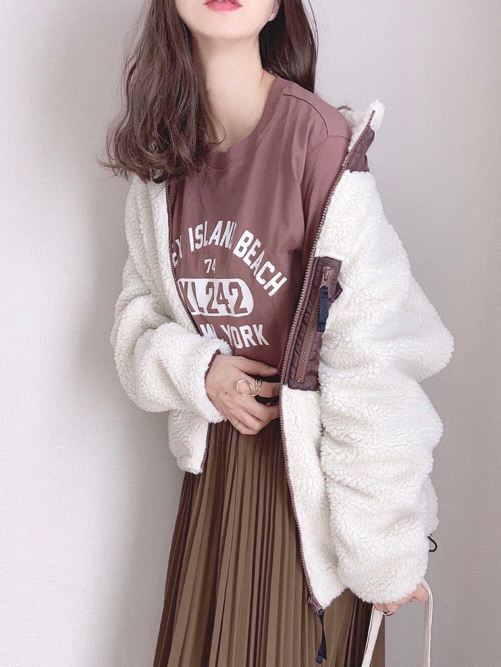 「トートバッグ、ビッグシルエット、スニーカーコーデ、ブラウン、白スニーカー、プチプラ、プリーツスカート、きれいめカジュアル、ボアジャケット、秋コーデ、秋冬コーデ、ロンクスカート、休日スタイル」|「WEGOのWEGO/ボアスタンドブルゾン(ブルゾン、ベージュ系)」を使った、ぴょんさん(レディース・167cm)の秋コーディネートの2枚目の写真