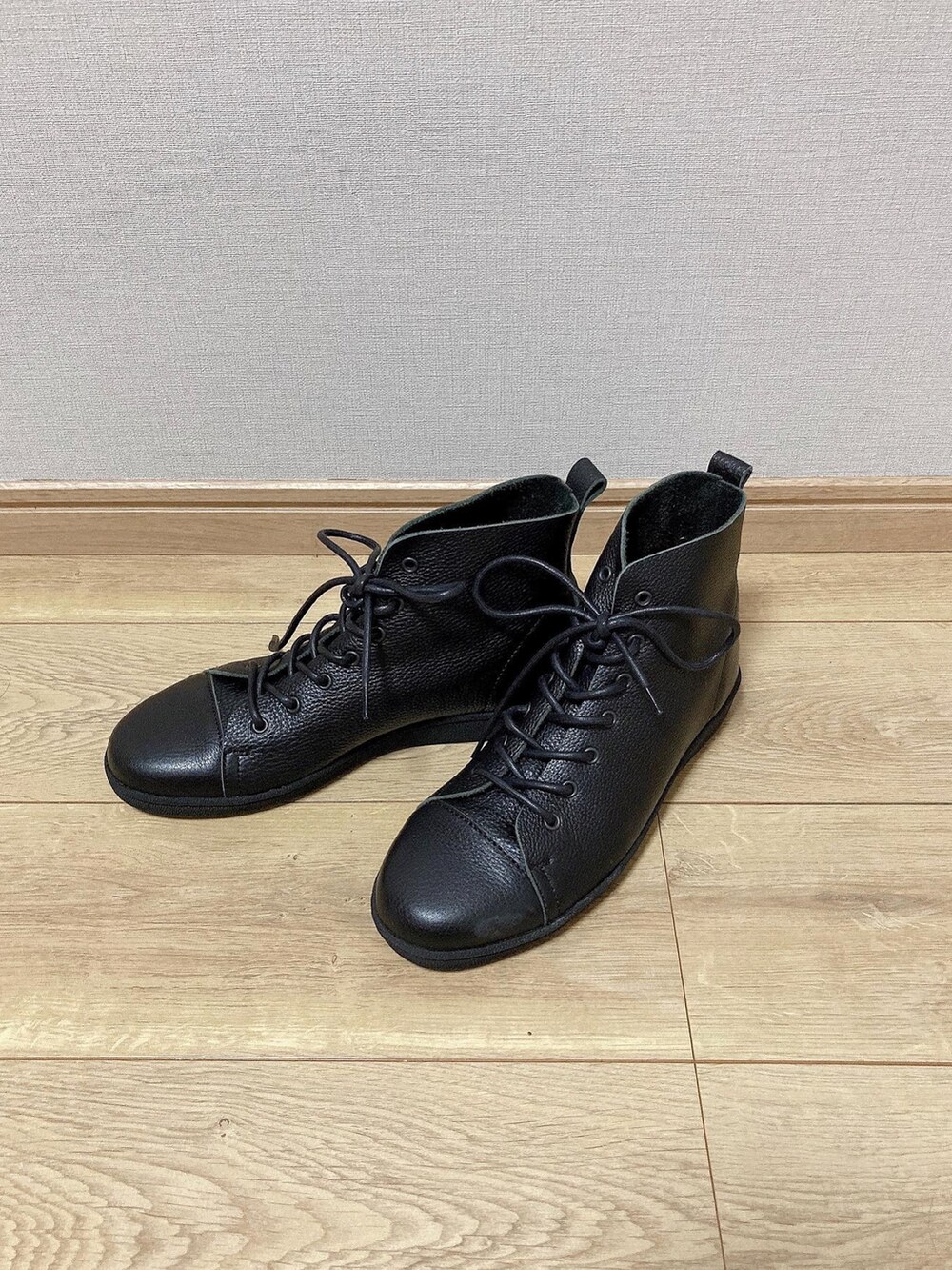 ブラック系のスニーカー、ブラウン系のその他アウター、ブラック系のワンピースを着用したレディースの秋コーディネートの5枚目の写真