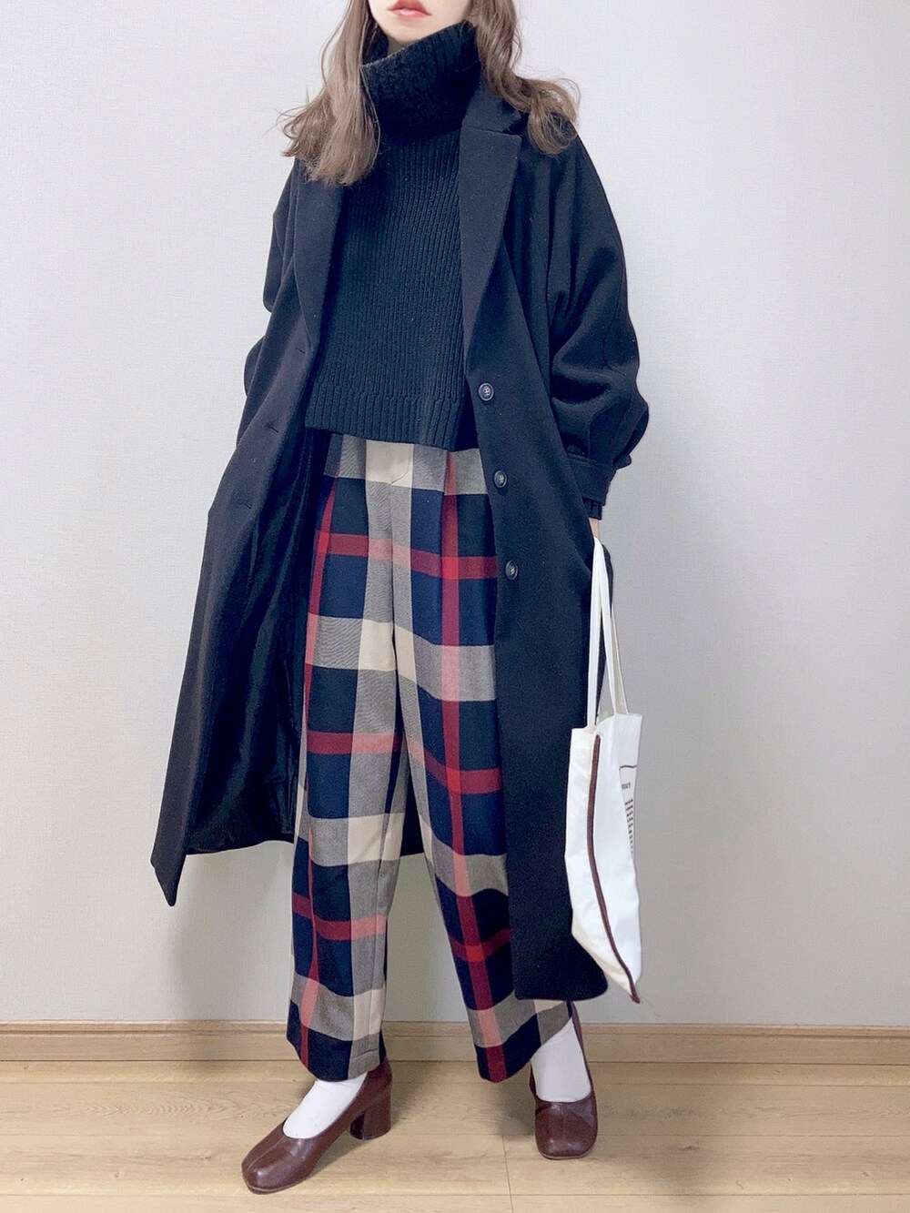 ブルー系のその他パンツ、ブラック系のチェスターコート、ブラウン系のパンプスを着用したレディースの冬コーディネートの2枚目の写真