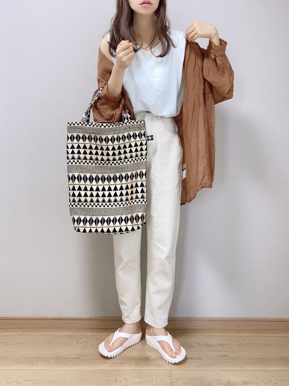 ブラウン系のシャツ/ブラウス、ベージュ系のデニムパンツ、ブラック系のショルダーバッグを着用したレディースの夏コーディネートの3枚目の写真