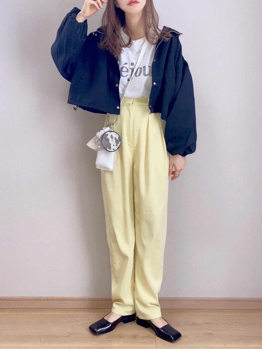 「春コーデ、春アウター、春色、マウンテンパーカー、イエロー、お洒落さんとつながりたい、きれいめカジュアル、スクエアトゥ、カラーパンツ、春服デビュー宣言、春服みてみて」｜「CORNERSのショートマウンテンパーカー（マウンテンパーカー、ブラック系）」を使った、ぴょんさん（レディース・167cm）の春コーディネートの2枚目の写真
