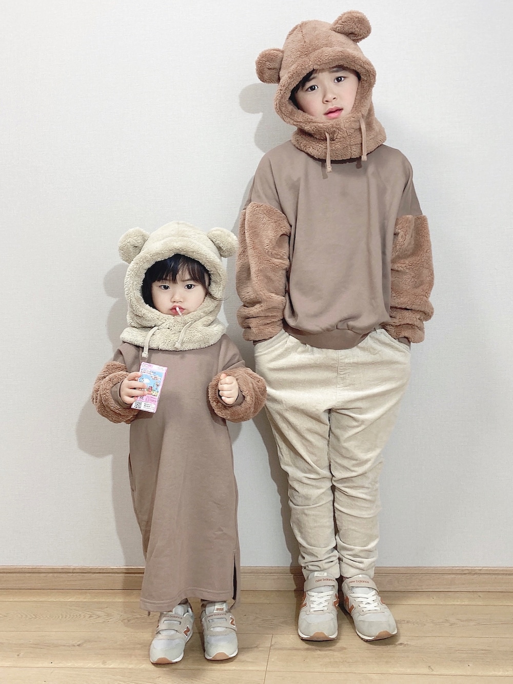 ブラウン系のスウェット、ベージュ系のその他パンツ、ベージュ系のスニーカーを着用したキッズの冬コーディネートの5枚目の写真