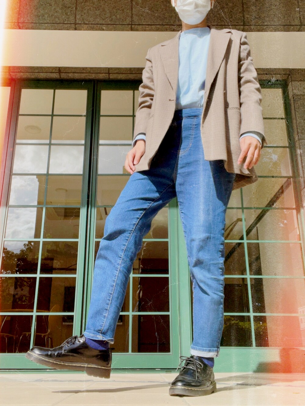 ブラウン系のテーラードジャケット、ブルー系のデニムパンツ、ブラック系のドレスシューズを着用したメンズの秋コーディネートの2枚目の写真