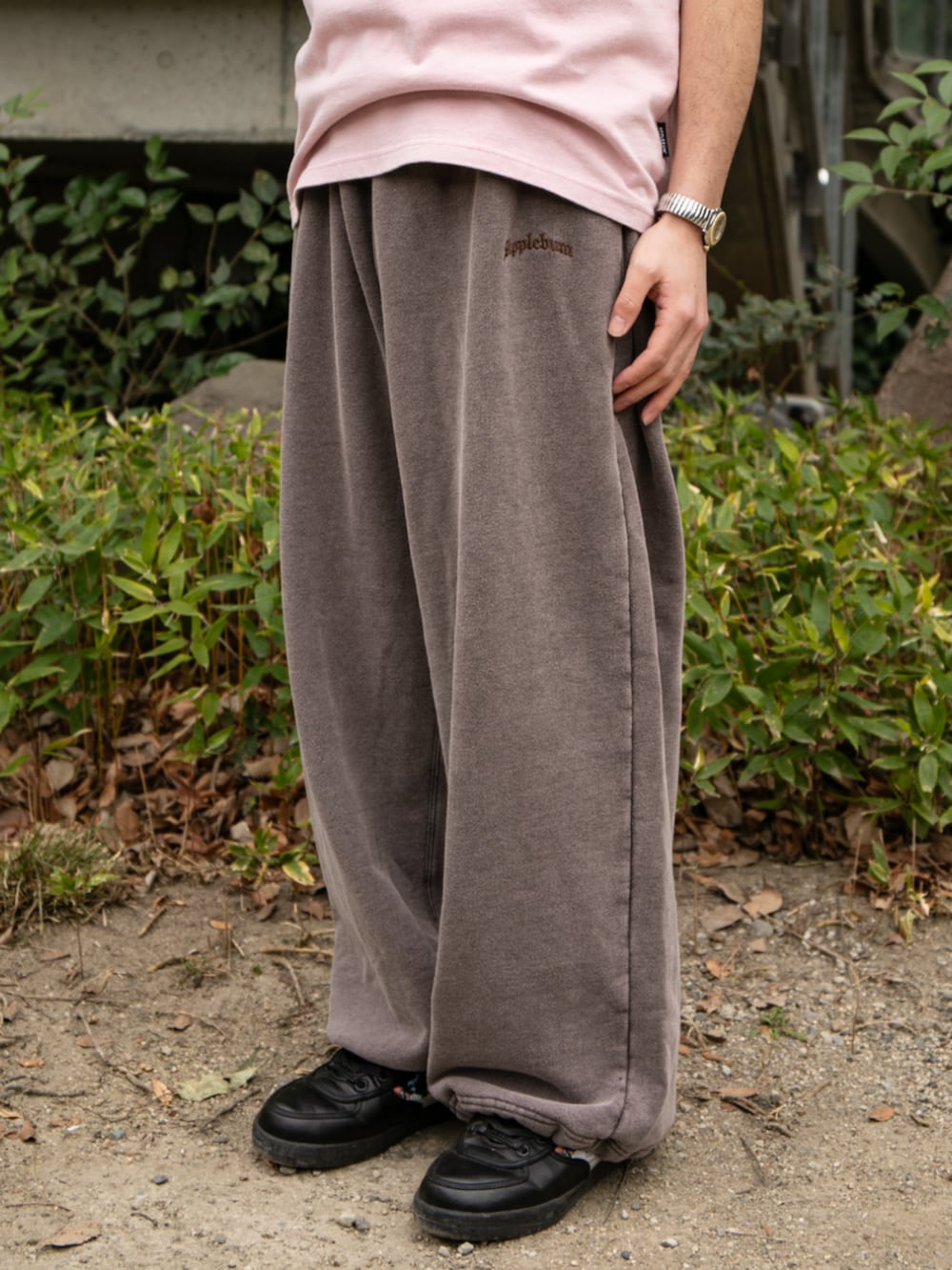 ブラック系のスウェットパンツ、ホワイト系のキャップを着用したメンズの春コーディネートの4枚目の写真