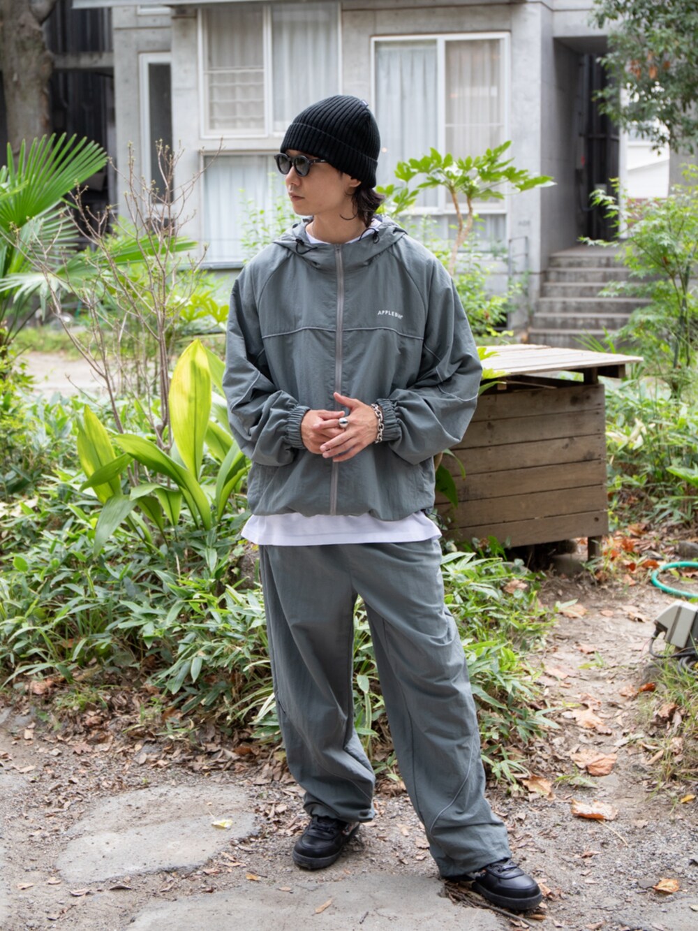 グレー系のナイロンジャケット、グレー系のその他パンツを着用したメンズの秋コーディネートの2枚目の写真