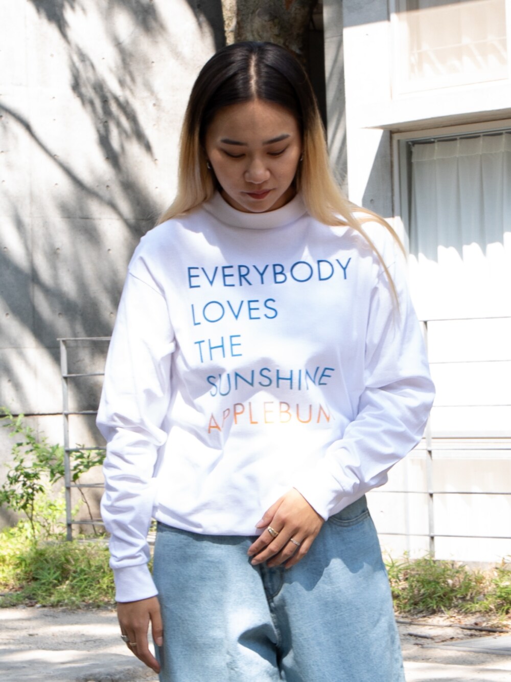 ホワイト系のTシャツ/カットソーを着用したレディースの秋コーディネートの2枚目の写真